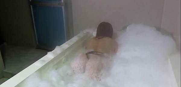  LA DIOSA MILF SE MOJA EL CULO CON LA ESPUMA  DEL JACUZZI